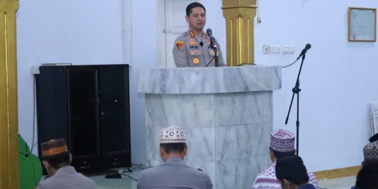 Gelar Safari Subuh di Masjid Al Aqsha, Kapolrestabes Makassar: Pendidikan Akhlak Dalam Keluarga Sangat Penting