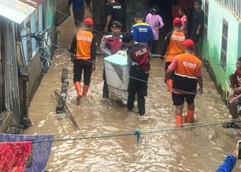 Polisi Bantu Evakuasi Sejumlah Warga Terdampak Banjir di Bulukumba