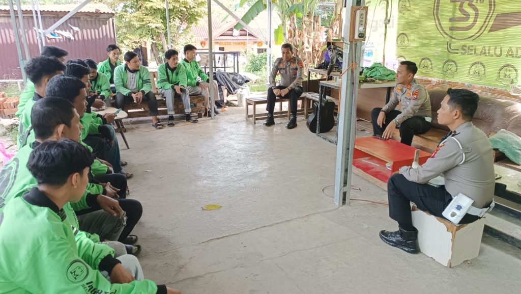Kasat Lantas Polres Wajo Sosialisasi Tertib Lalu Lintas ke Komunitas Kurir