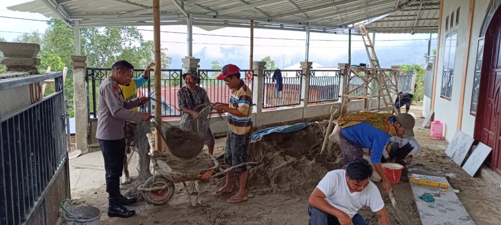 Bhabinkamtibmas Polres Tator Gotong Royong Bersama Warga Renovasi Rumah Ibadah