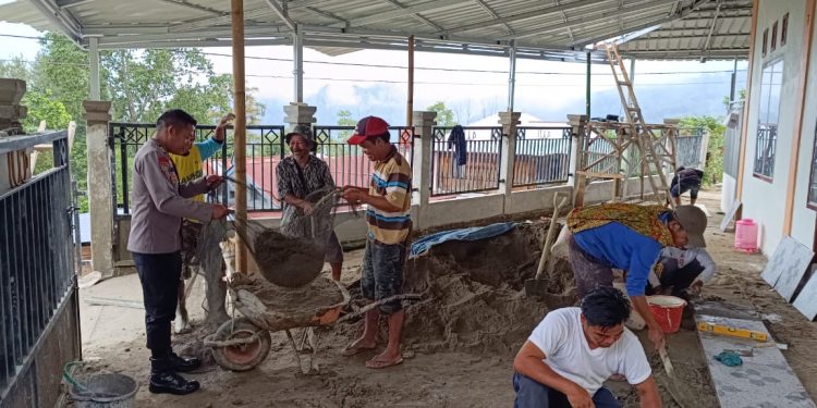 Bhabinkamtibmas Polres Tator Gotong Royong Bersama Warga Renovasi Rumah Ibadah