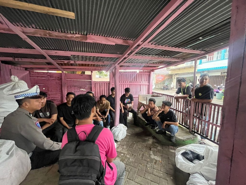 Hari Kedua Ops Patuh Pallawa 2025, Sat Lantas Polres Bantaeng Sosialisasi Tertib Lalulintas ke Komunitas Mobil