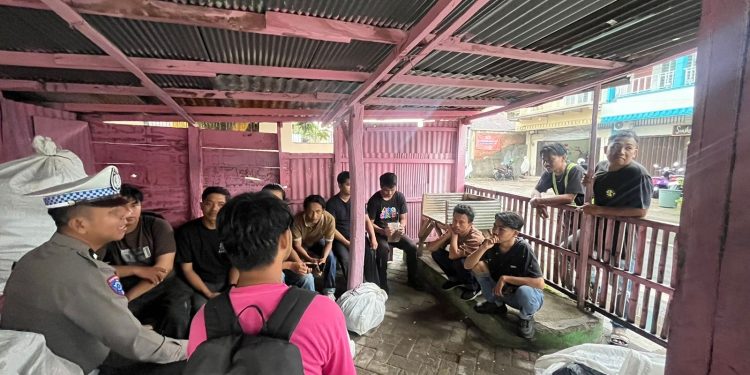 Hari Kedua Ops Patuh Pallawa 2025, Sat Lantas Polres Bantaeng Sosialisasi Tertib Lalulintas ke Komunitas Mobil