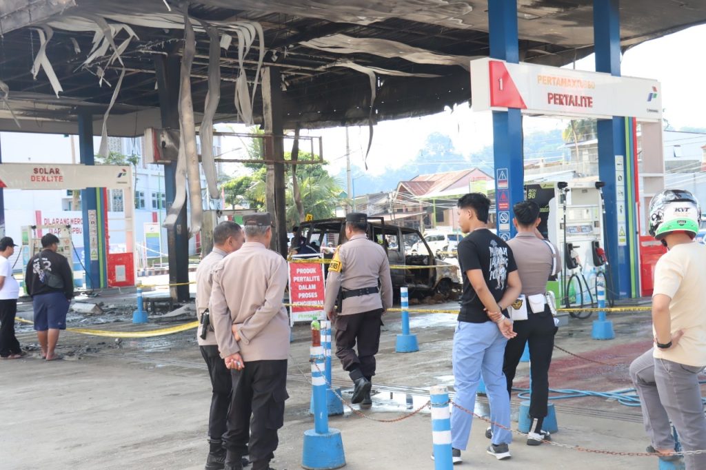 Polres Tana Toraja Respon Cepat Penanganan Kebakaran di SPBU Kamali Pentalluan