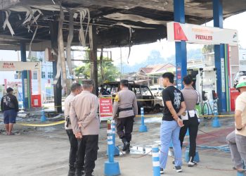Polres Tana Toraja Respon Cepat Penanganan Kebakaran di SPBU Kamali Pentalluan