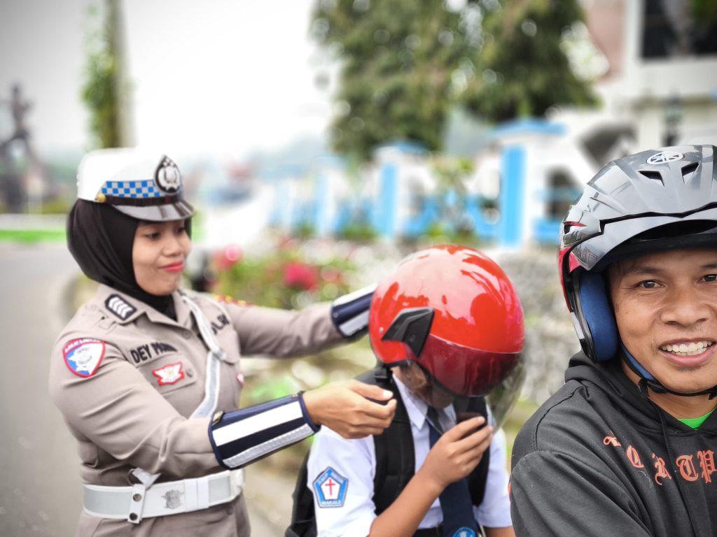 Hari ke Sepuluh Ops Patuh 2025, Sat Lantas Polres Tator Bagi Helm ke Pengendara