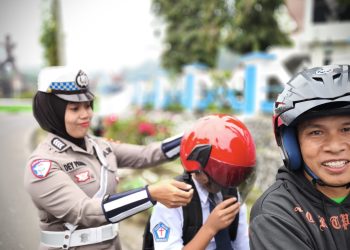 Hari ke Sepuluh Ops Patuh 2025, Sat Lantas Polres Tator Bagi Helm ke Pengendara