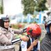 Hari ke Sepuluh Ops Patuh 2025, Sat Lantas Polres Tator Bagi Helm ke Pengendara