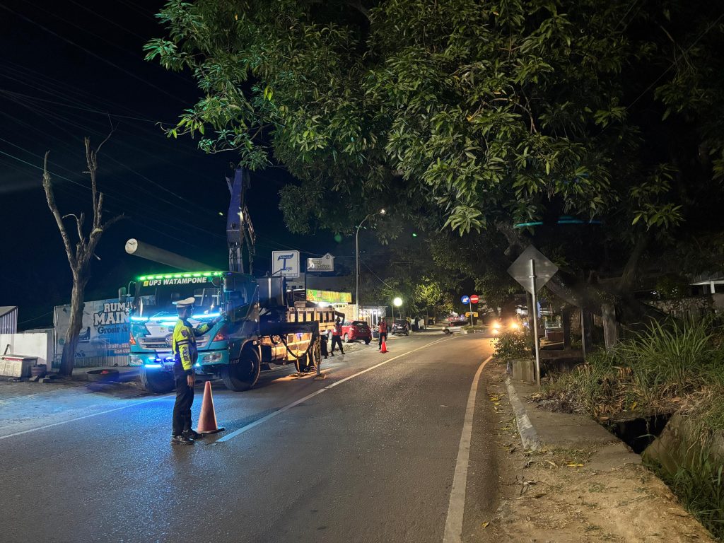 Pastikan Kamseltibcarlantas Aman dan Terkendali, Satlantas Polres Wajo Gelar Patroli Blue Light