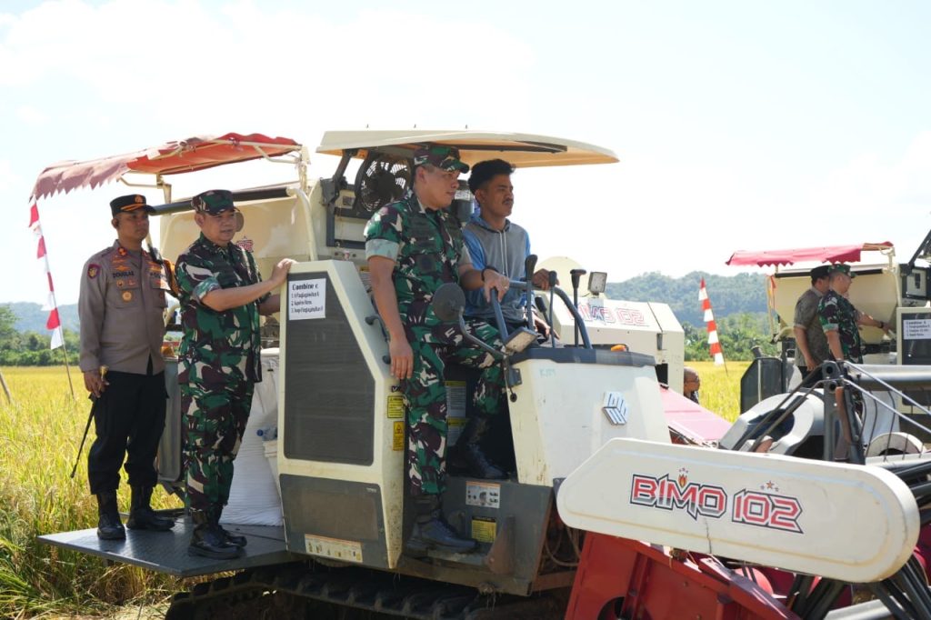 Kapolres Maros Hadiri Panen Raya Padi Yang Digelar Kogabwilhan II Mabes TNI