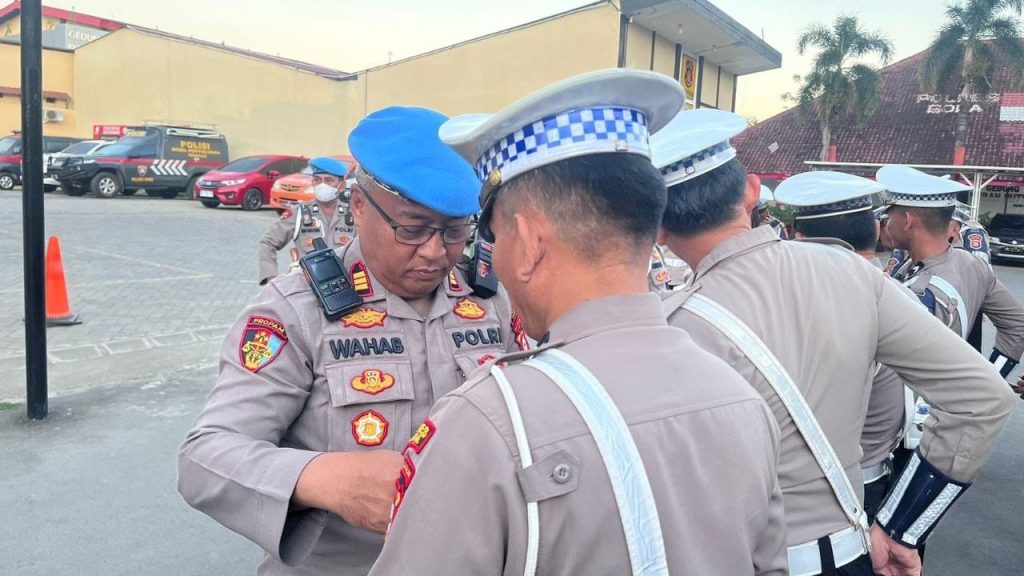 Sipropam Polres Gowa Periksa Personel Satlantas Sebelum Bertugas di Lapangan