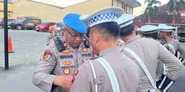 Sipropam Polres Gowa Periksa Personel Satlantas Sebelum Bertugas di Lapangan