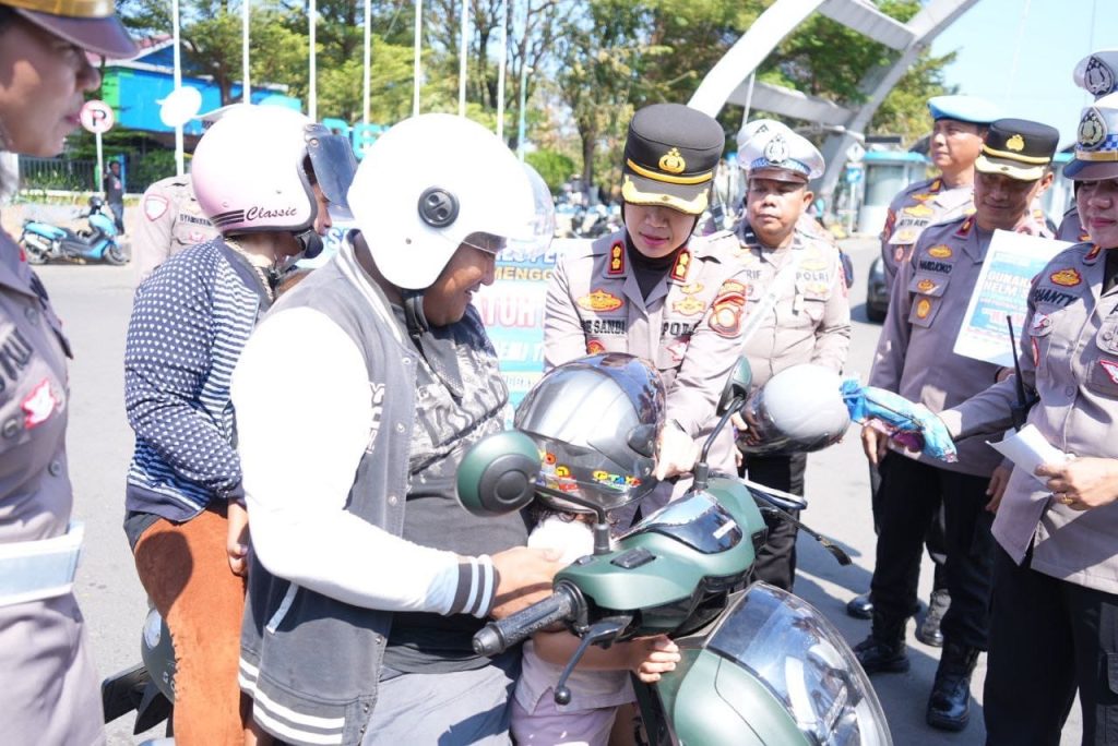 Kapolres Pelabuhan Makassar Bagi Helm di Hari ke-10 Operasi Patuh Pallawa 2025
