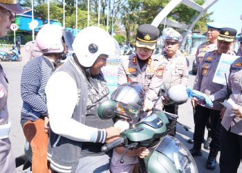 Kapolres Pelabuhan Makassar Bagi Helm di Hari ke-10 Operasi Patuh Pallawa 2025