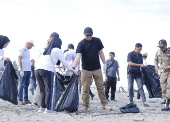 Dalam Rangka ‎HUT IAD ke-52, Kapolres Pinrang Ikut Tanam Pohon dan Bersihkan Pantai