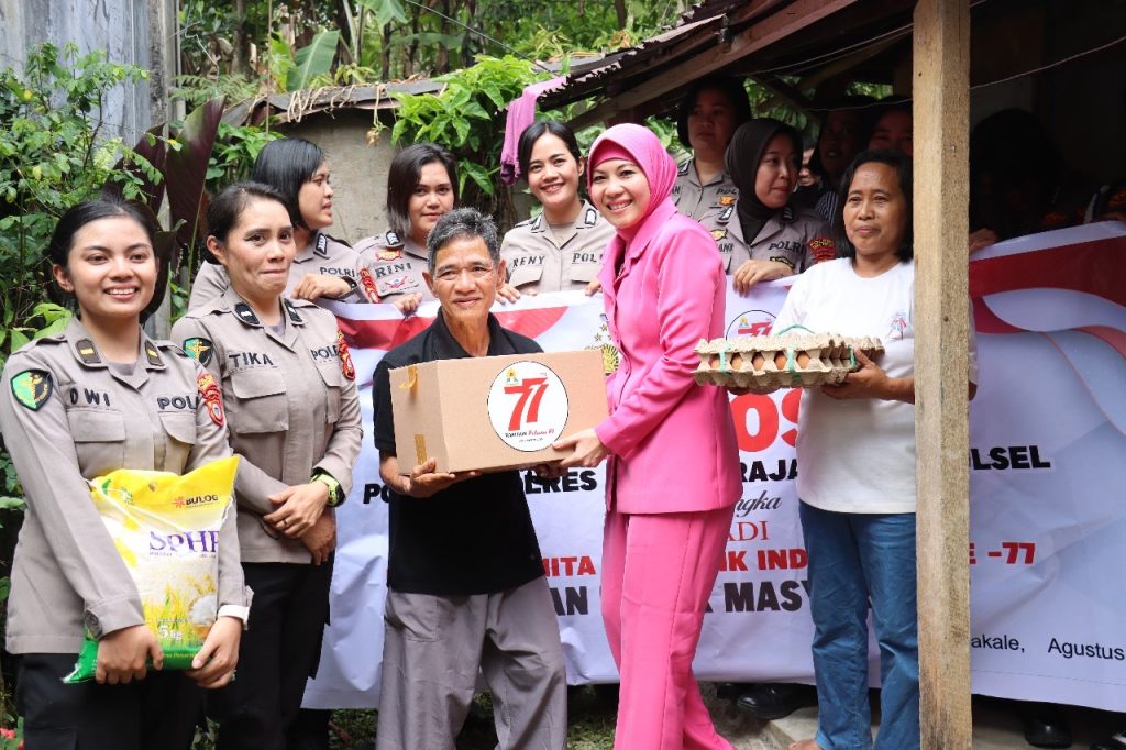 Dalam Rangka HUT ke-77 Polwan, Srikandi Polres Tana Toraja Gelar Bakti Sosial