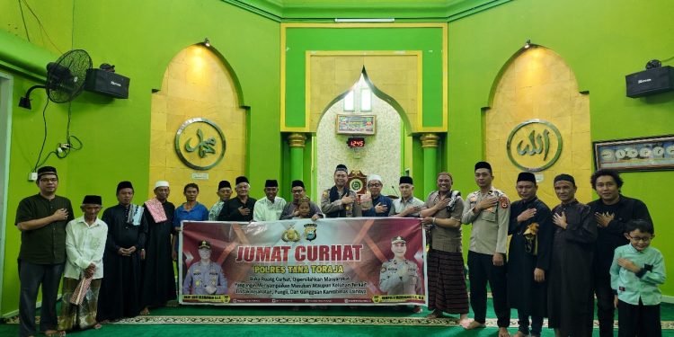 Gelar Jumat Curhat di Masjid Sanawi Hidayah, Kapolres Tana Toraja Tekankan Pentingnya Persaudaraan