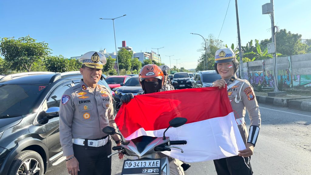 Semarak HUT ke-80 RI, Wadir Lantas Polda Sulsel Bagi Bendera dan Himbau Pengendara Tertib Lalin