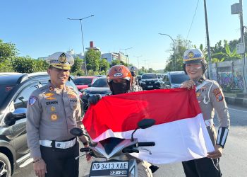Semarak HUT ke-80 RI, Wadir Lantas Polda Sulsel Bagi Bendera dan Himbau Pengendara Tertib Lalin