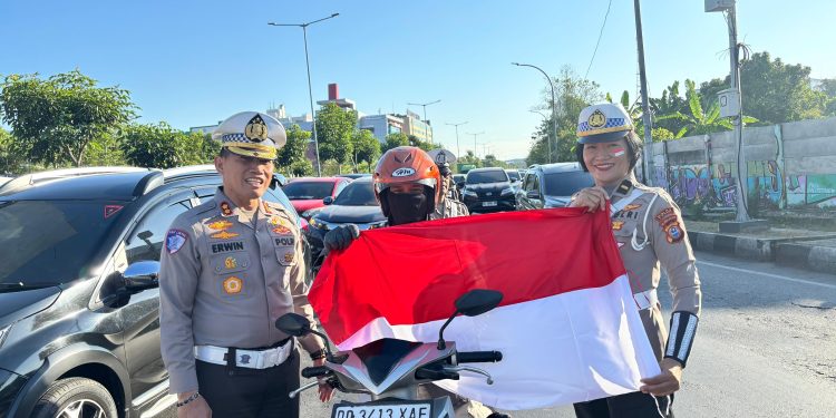 Semarak HUT ke-80 RI, Wadir Lantas Polda Sulsel Bagi Bendera dan Himbau Pengendara Tertib Lalin