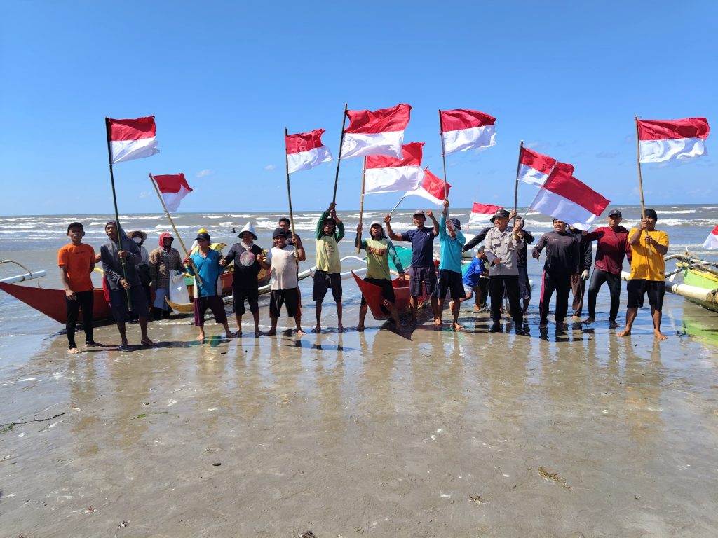 Kapolres Jeneponto bersama Personel Kirab Bendera Merah Putih di Pesisir Pantai Pabiringa