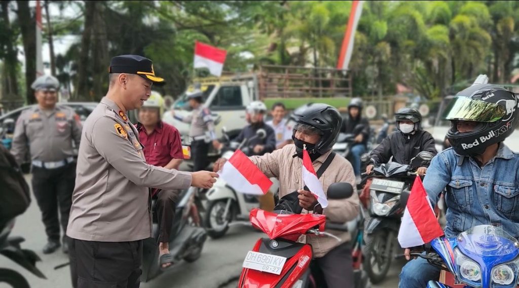 Kapolres Tana Toraja Pimpin Gerakan Merah Putih Semarak HUT ke-80 RI