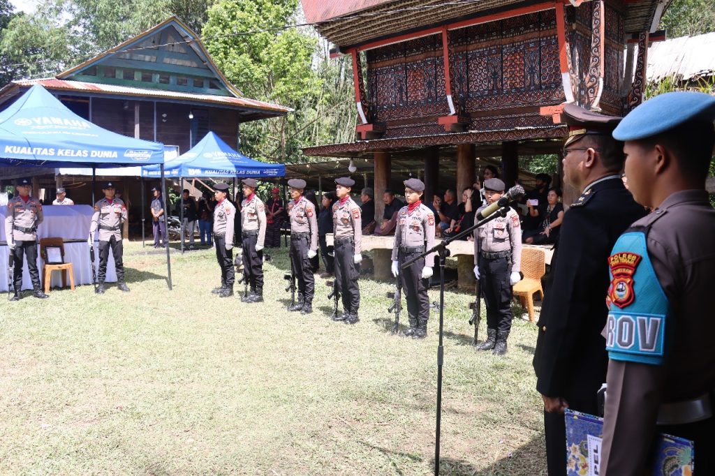 Polres Tana Toraja Gelar Upacara Pemakaman Sebagai Bentuk Penghormatan Terakhir Atas Jasa Selama Bertugas