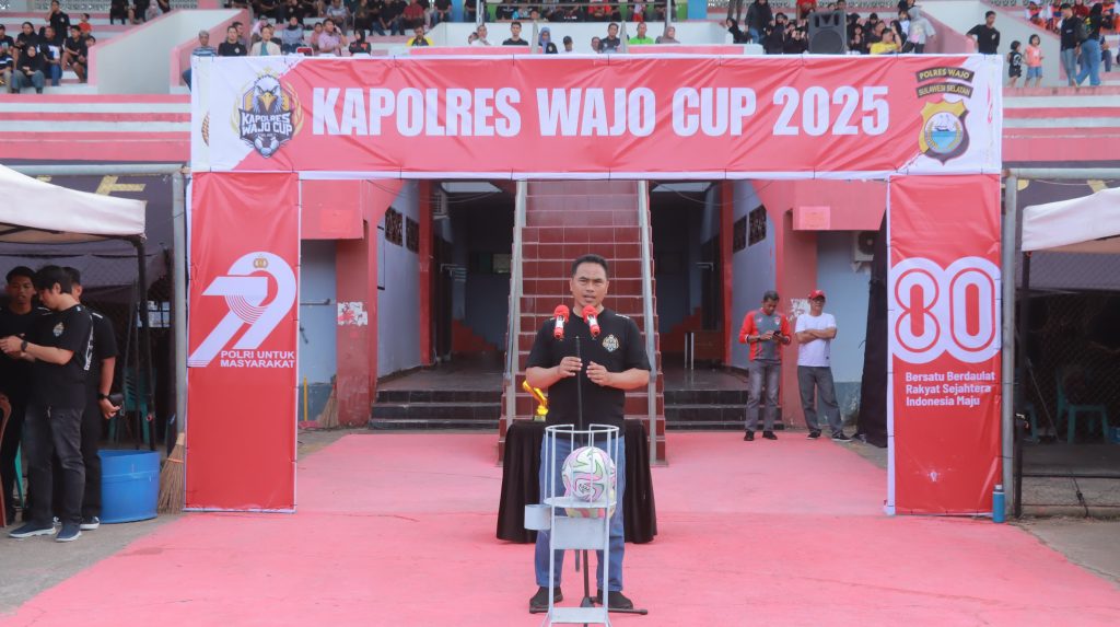 Peringati HUT ke-80 RI dan HUT Polri ke-79, Kapolres Wajo Buka Turnamen Sepakbola