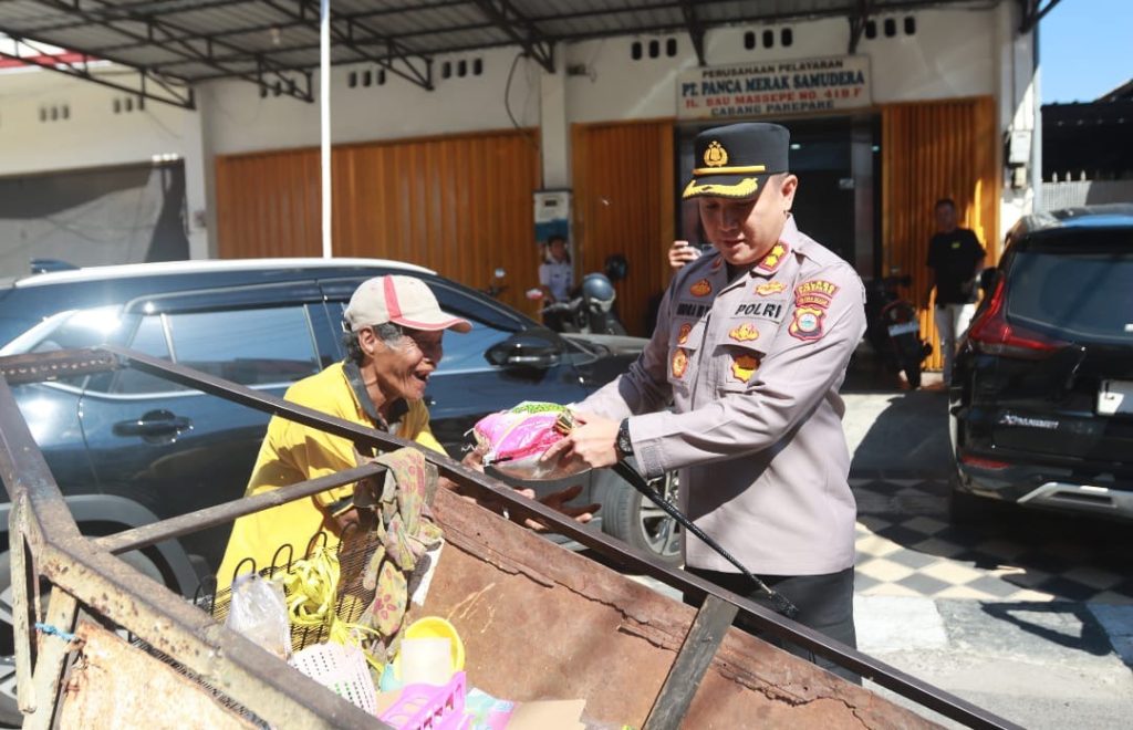 Tumbuhkan Nasionalisme, Kapolres Parepare Turun ke Jalan Bagi dan Pasang Bendera