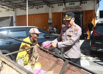 Tumbuhkan Nasionalisme, Kapolres Parepare Turun ke Jalan Bagi dan Pasang Bendera