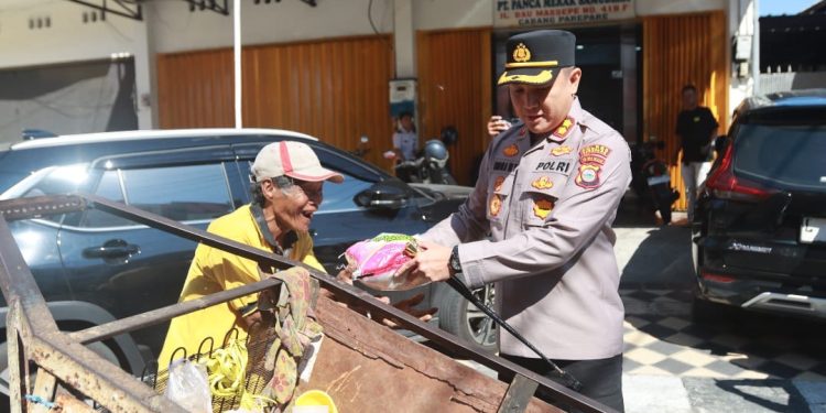 Tumbuhkan Nasionalisme, Kapolres Parepare Turun ke Jalan Bagi dan Pasang Bendera