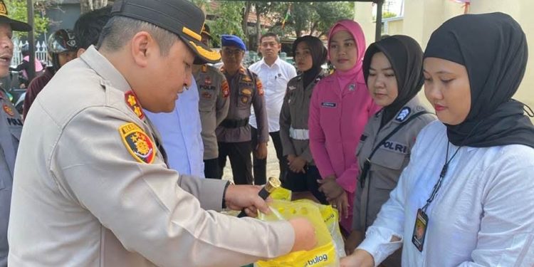 Pastikan Kualitas Beras Sesuai Standar, Kapolres Selayar Tinjau Langsung Gerakan Pangan Murah