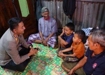 Kapolres Gowa Temui Dua Bocah Viral Yang Pungut Sisa Makanan Usai Perayaan Hari Kemerdekaan
