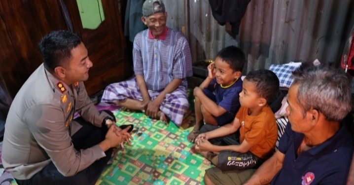 Kapolres Gowa Temui Dua Bocah Viral Yang Pungut Sisa Makanan Usai Perayaan Hari Kemerdekaan