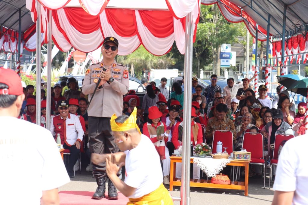 Kapolres Tana Toraja Kerahkan Puluhan Personel Amankan Gerak Jalan Semarak HUT ke-80 RI