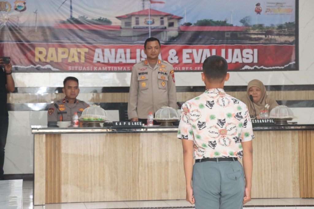 Kapolres Jeneponto Beri Materi Kepemimpinan kepada Peserta Paskibraka