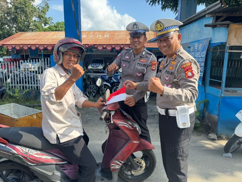 Semarak HUT RI ke-80, Kasat Lantas Polres Palopo Bagi Bendera Merah Putih ke Pengendara