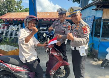 Semarak HUT RI ke-80, Kasat Lantas Polres Palopo Bagi Bendera Merah Putih ke Pengendara