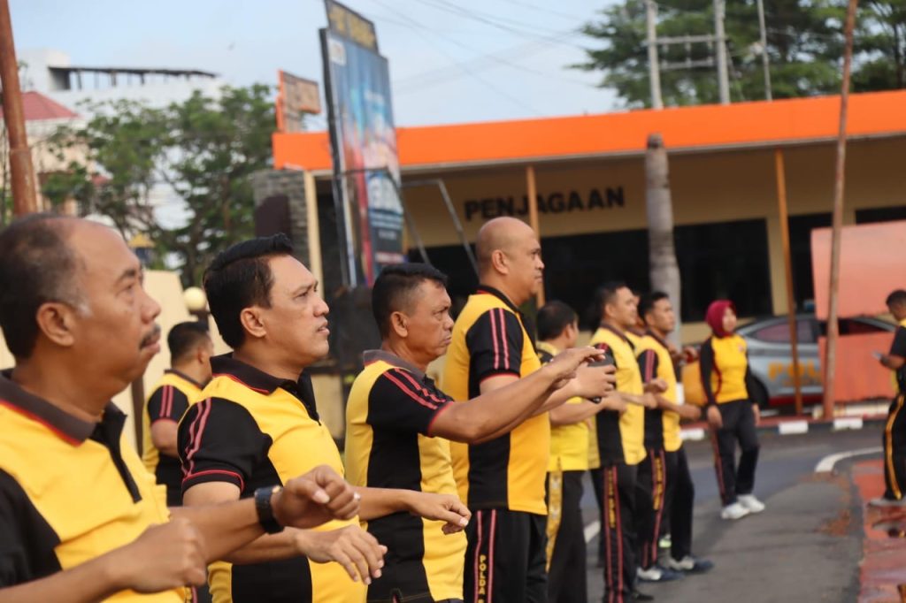 Jaga Kebugaran Tubuh, Kapolres Pinrang Kompak Senam Bersama Dengan Personelnya