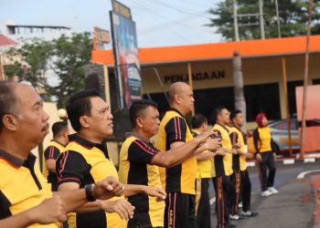 Jaga Kebugaran Tubuh, Kapolres Pinrang Kompak Senam Bersama Dengan Personelnya