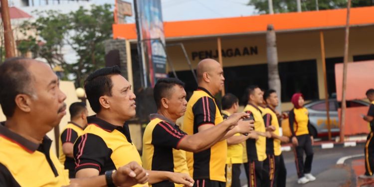 Jaga Kebugaran Tubuh, Kapolres Pinrang Kompak Senam Bersama Dengan Personelnya
