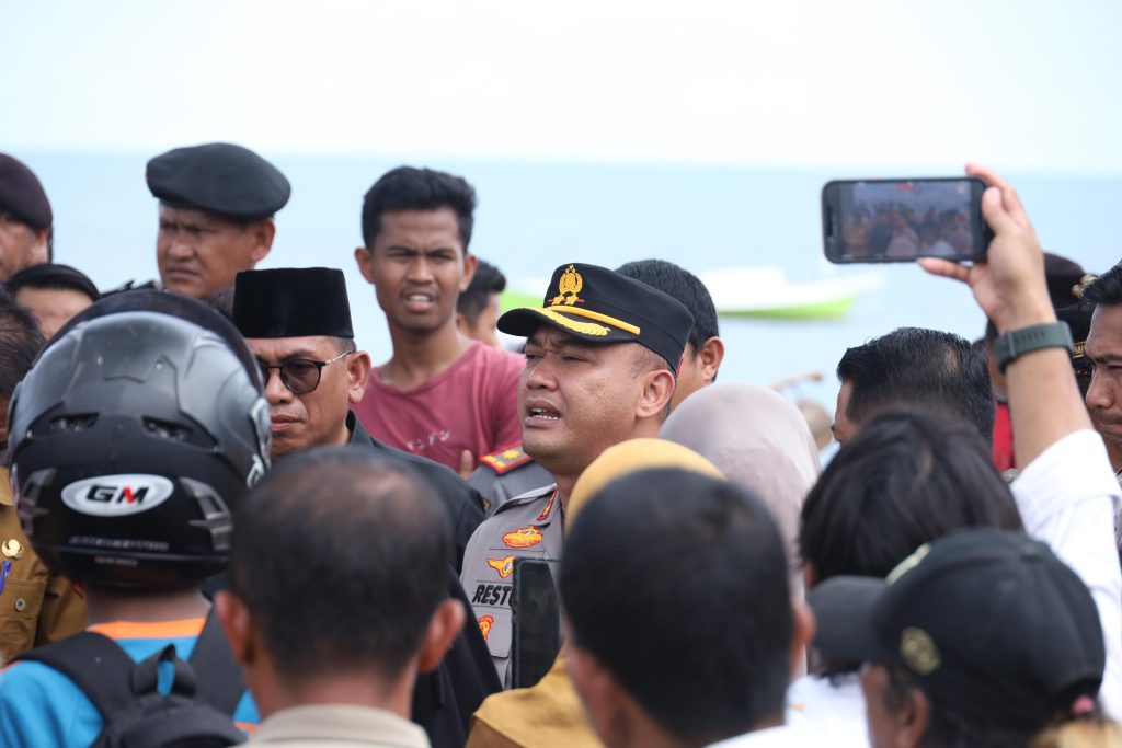 Kapolres Bulukumba Turun Langsung Kawal Aksi Unjuk Rasa Nelayan