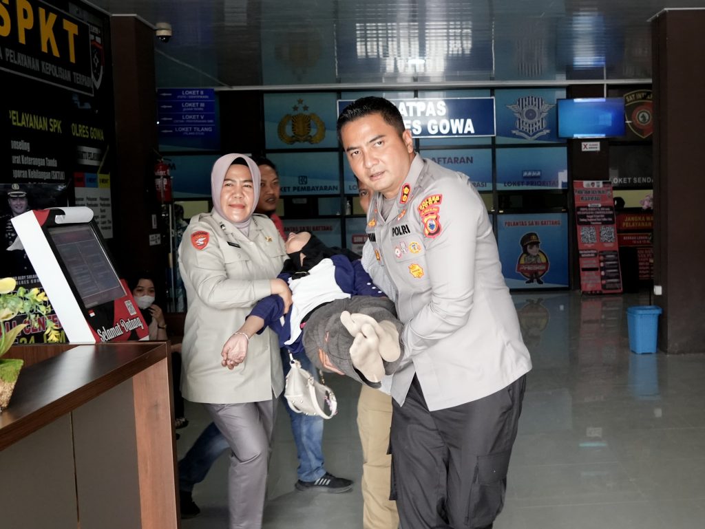 Kapolres Gowa Spontan Bantu Gotong Wanita Yang Pingsan di Gedung Pelayanan Terpadu