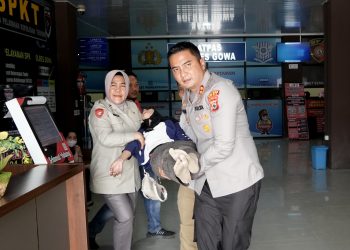 Kapolres Gowa Spontan Bantu Gotong Wanita Yang Pingsan di Gedung Pelayanan Terpadu