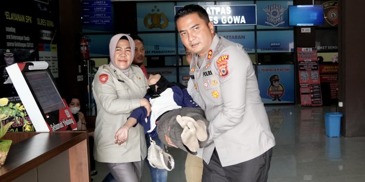 Kapolres Gowa Spontan Bantu Gotong Wanita Yang Pingsan di Gedung Pelayanan Terpadu