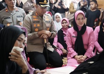 Kapolres Gowa dan Ketua Bhayangkari Melayat ke Rumah Duka Personel Polsek Tompobulu