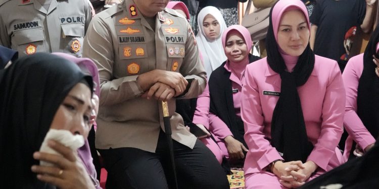 Kapolres Gowa dan Ketua Bhayangkari Melayat ke Rumah Duka Personel Polsek Tompobulu