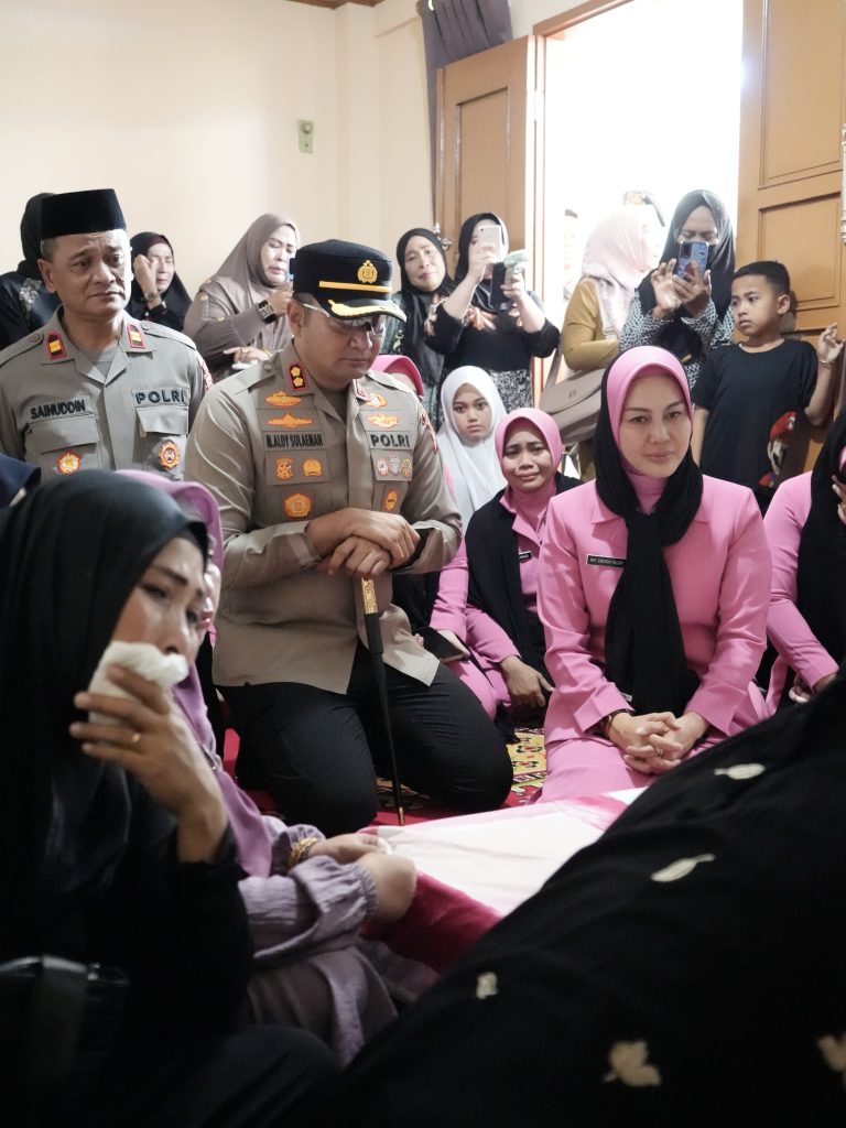 Kapolres Gowa dan Ketua Bhayangkari Melayat ke Rumah Duka Personel Polsek Tompobulu