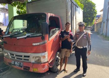 Sat Lantas Polres Selayar Beri Edukasi dan Bagikan Bendera Merah Putih ke Pengguna Jalan
