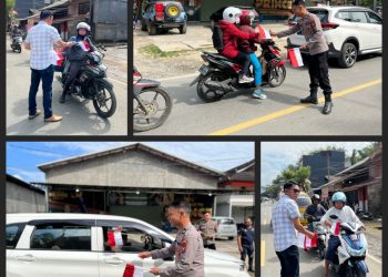 Perkuat Nilai Nasionalisme, Polres Toraja Utara Bagikan Bendera Merah Putih ke Pengendara